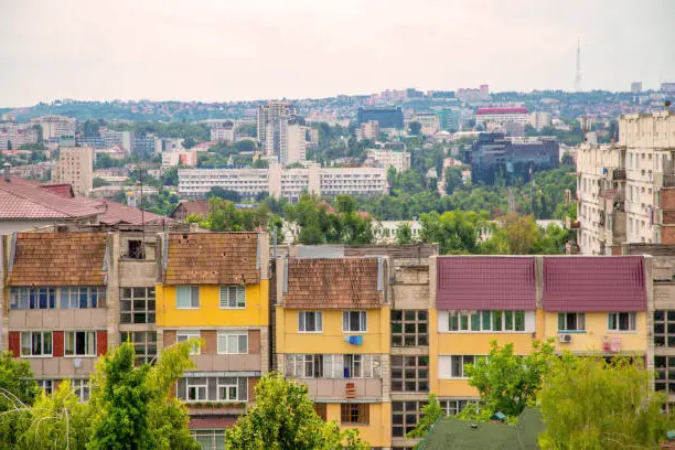 Imaginează-ți fiind în mijlocul naturii sălbatice și a satelelor tradiționale din Moldova, în timp ce te bucuri de o experiență eco-turistică autentică și sustenabilă, care îți oferă ocazia să te reconectezi cu mediul înconjurător și să te relaxezi într-un cadru pitoresc și liniștit.