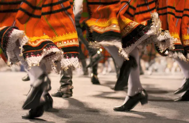  Imaginează-ți fiind înconjurat de culoare și veselie în timp ce participi la un festival de dansuri tradiționale moldovenești, învățând mișcări vechi și conectându-te cu cultura autentică a țării.