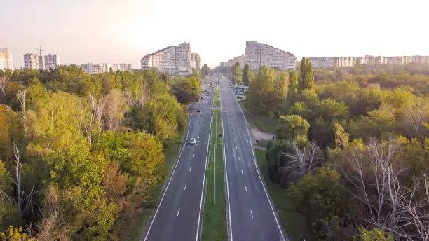 Imaginează-ți fiind în mijlocul unei călătorii pline de aventură și adrenalină în Moldova, unde fiecare traseu de drumeție, fiecare coborâre pe bicicletă și fiecare zbor cu parapanta îți oferă ocazia de a simți bucuria și libertatea în mijlocul naturii sălbatice.